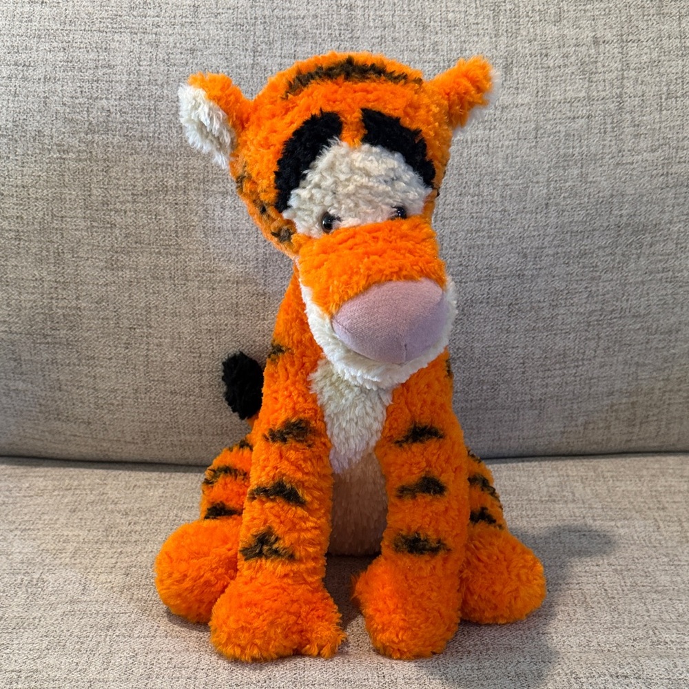 Walk Disney world Disneyland 14” sitting Tigger Plush gently used
